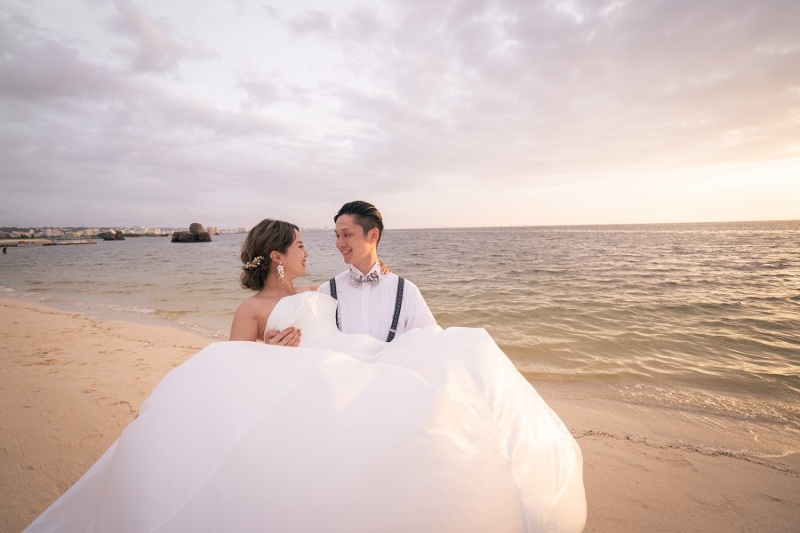 サンセット越しに新婦様も大満足のお姫様抱っこを♡