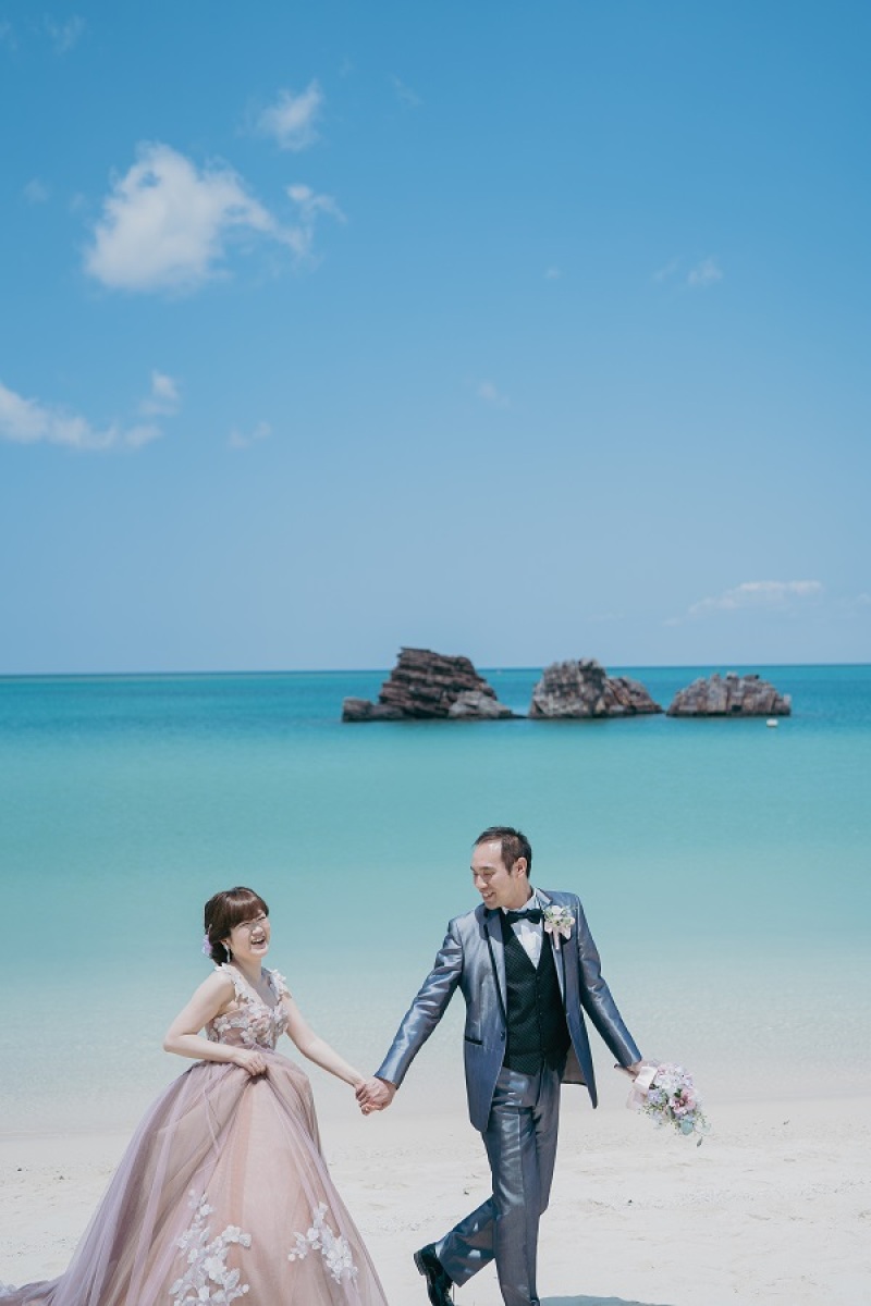 新婦様を気遣いながら海辺をお散歩❤一歩一歩幸せを
