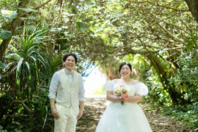 ビーチに続く林の中で・・・