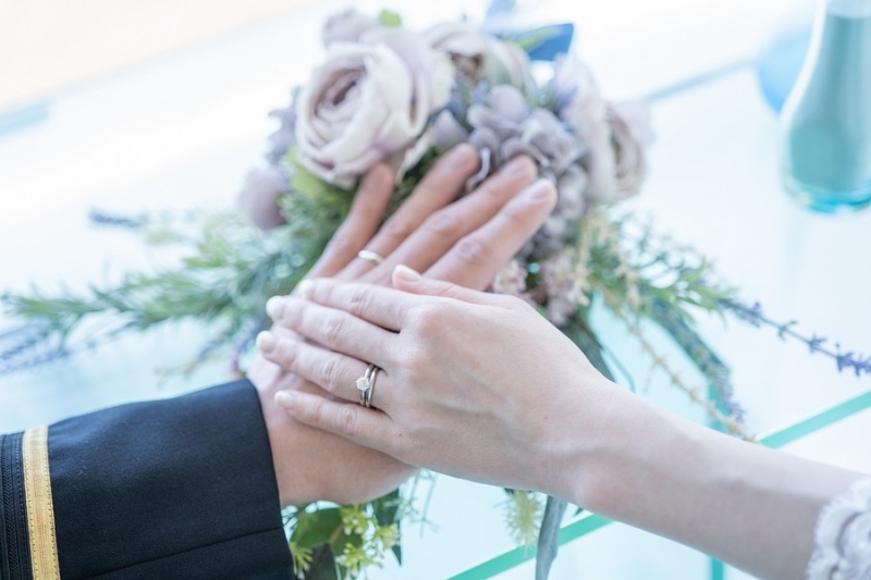 大切な結婚指輪とブーケを一緒に撮りました~!