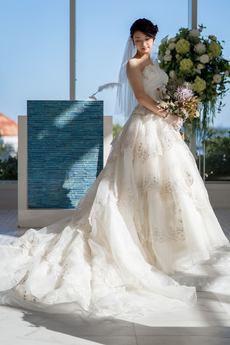 トレーンが長めのウエディングドレス♡