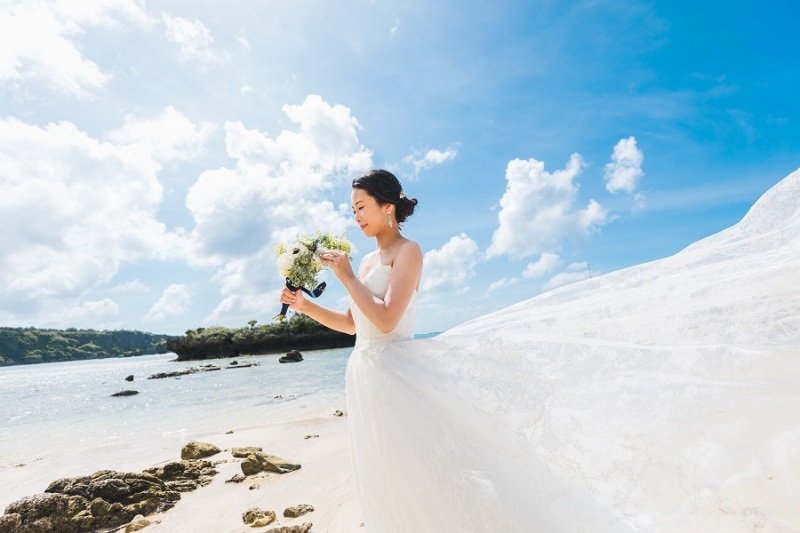 ブーケを見つめる新婦様♡