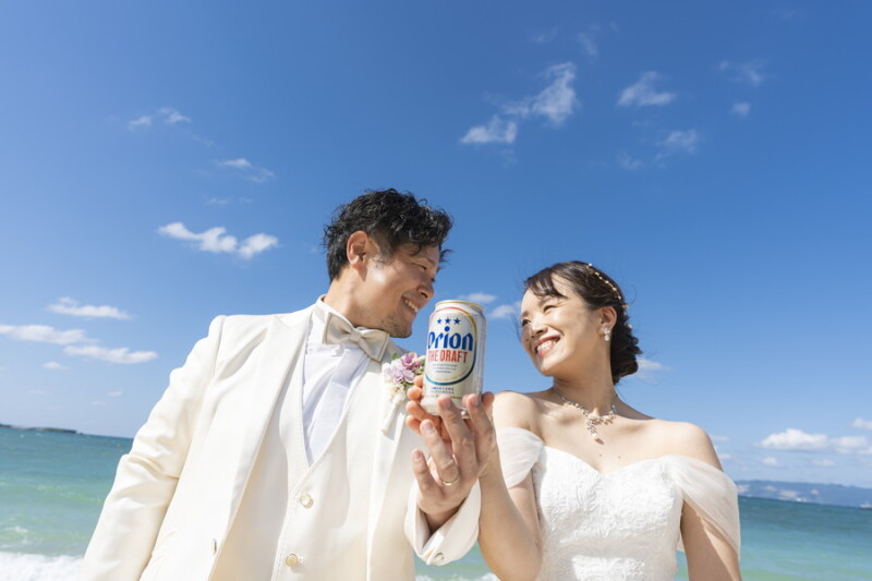 オリオンビールを持って