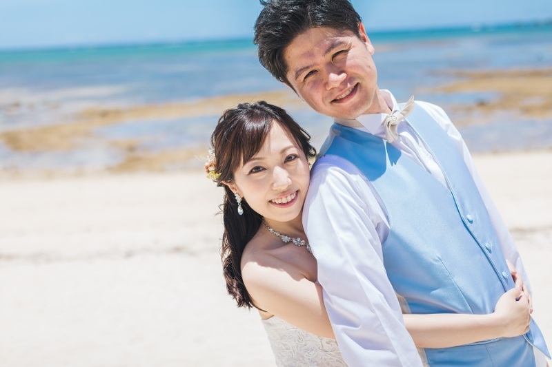 ご新婦様が後ろからハグしてますよ~♡