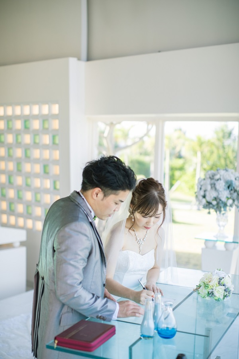 結婚証明書にサイン中です♪