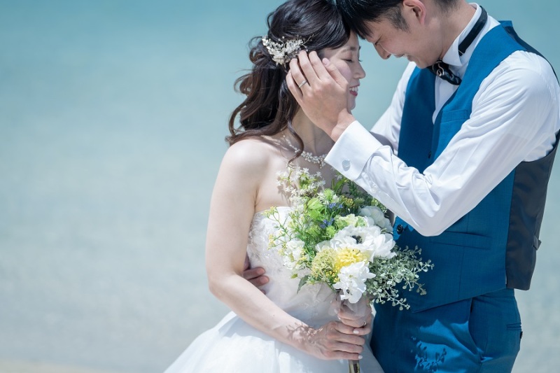 ご新婦様のお顔に手を添えたお写真です~♪