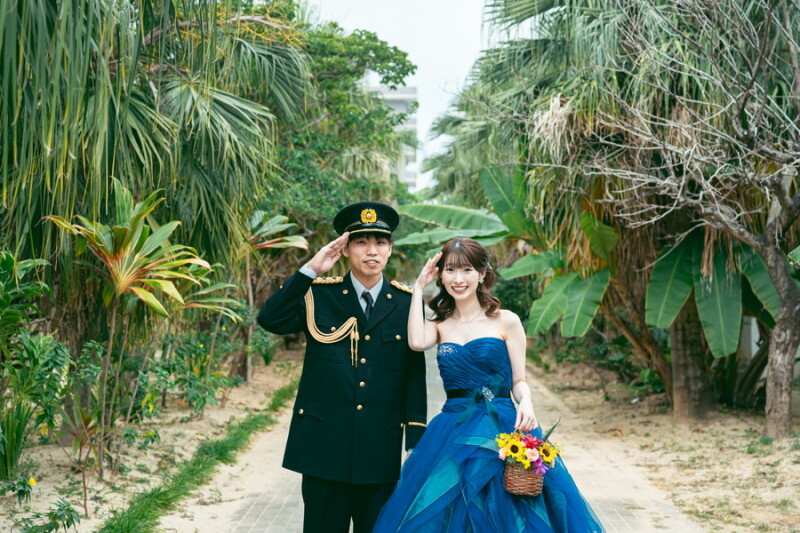 笑顔で敬礼♪ラストはおふたりらしい一枚で♡