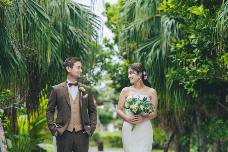 緑に包まれ見つめ合うおふたり