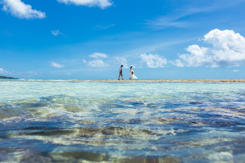 海岸を散歩するお二人が素敵~♡
