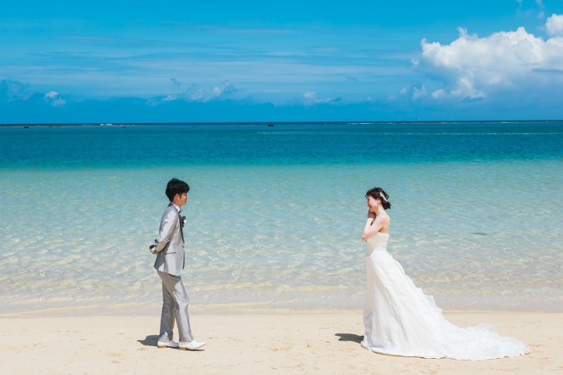 透き通ったとても綺麗な海で撮影中♪