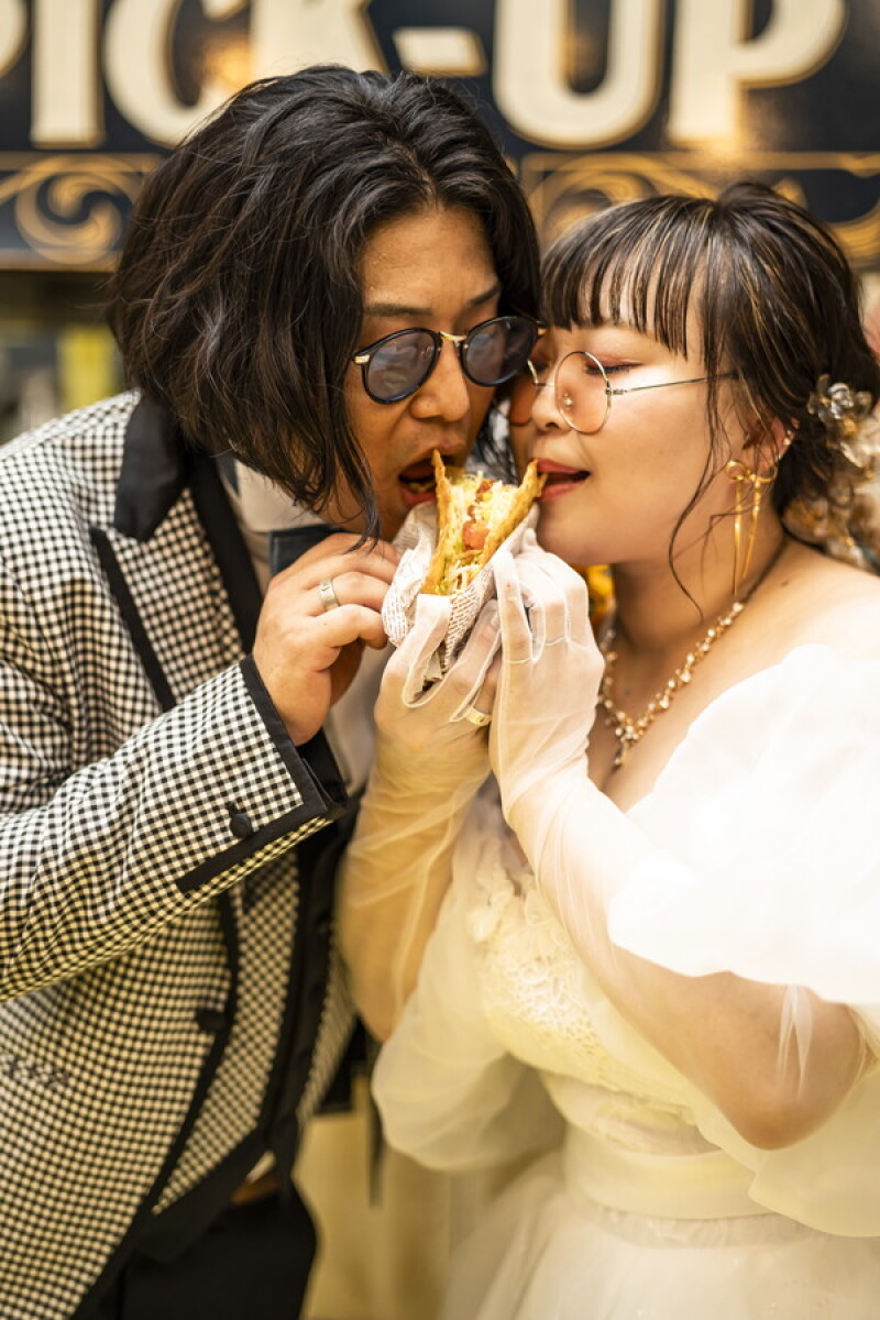 タコスをもぐもぐ