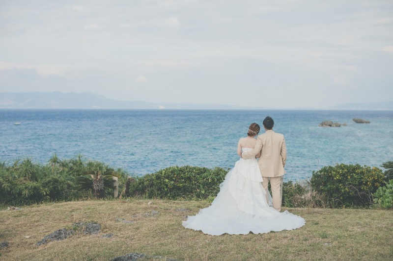 ご新婦様の腰回りに手を寄せて♪