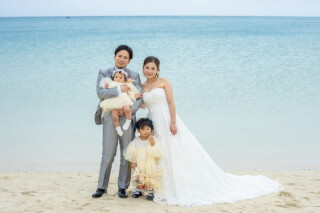 沖縄のビーチでファミリーショット