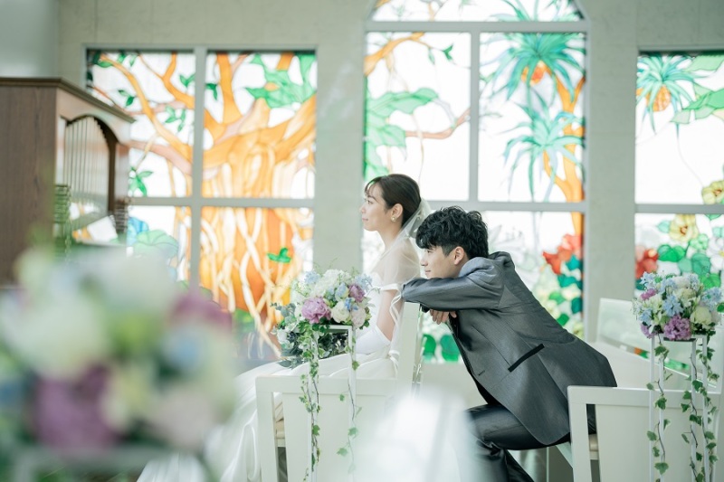 チャペル内の椅子に座ったショットを撮りました~!