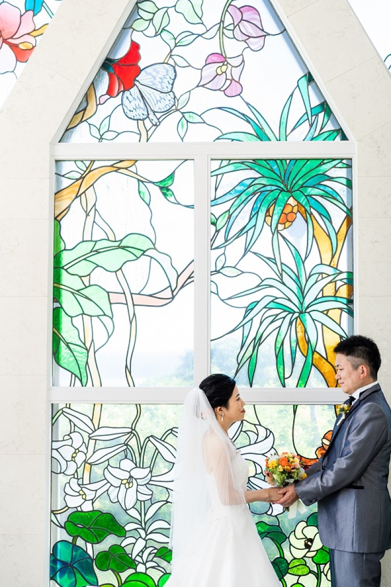 チャペル内のステンドガラスを背景に♪