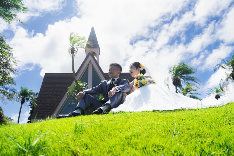 チャペルを背景に座ってみました~!!