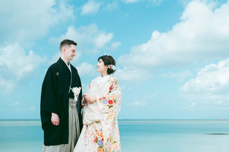 空と海の青と鮮やかな色打掛が映える♡