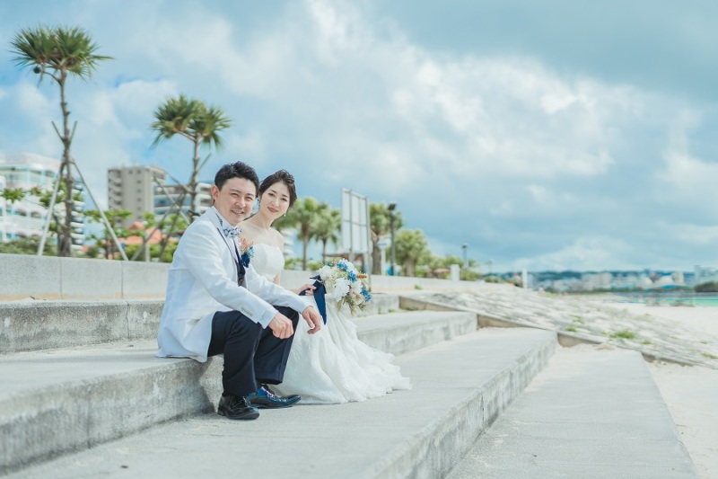 ビーチの向かいには座る場所も御座います~!