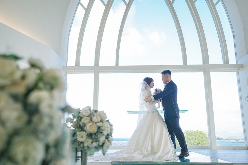 祭壇にてウエディングキスシーンを撮ってます♪