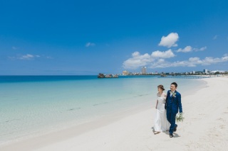 *青空と青い海に囲まれたビーチフォト*