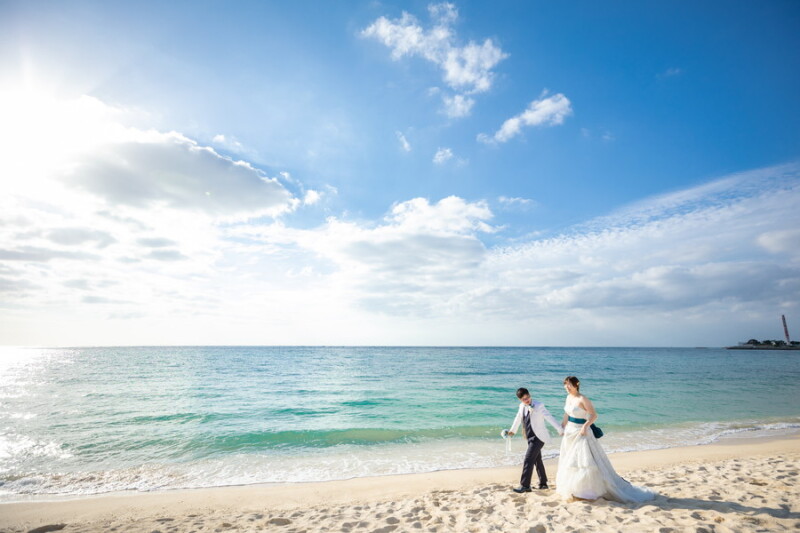 青い空と鮮やかなビーチ