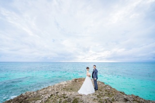 *宮古島の海スカイブルーを背景に沢山のポージングで撮影したフォトウエディング*