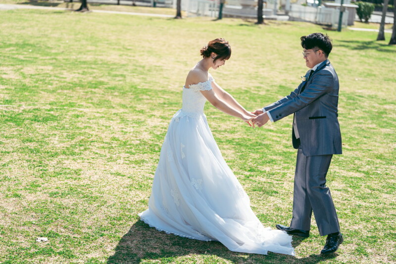 芝生で遊ぶお2人♡