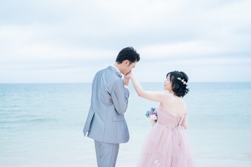 恥ずかしがりながらも新婦様の手の甲へキスを❤