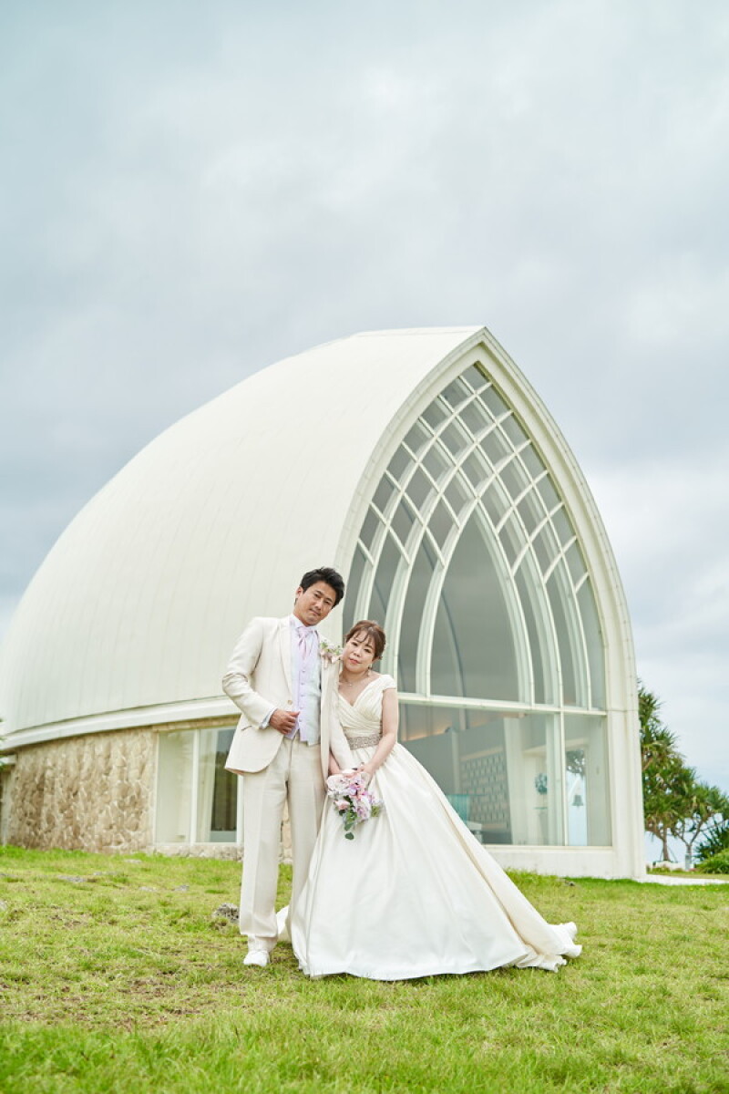 チャペルをバックに