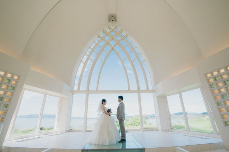 自然光がいっぱいのチャペル祭壇