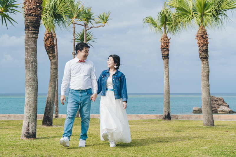 並んで歩くおふたり