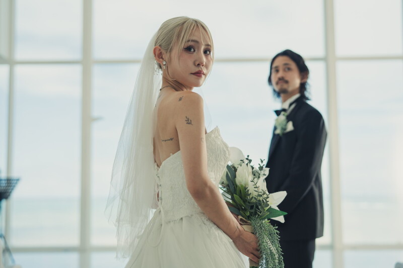 «チャペル&ビーチフォトツアー≫ モードなお2人のショット♡