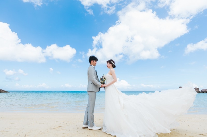 ドレスのトレーンをになびかせながら撮りました～