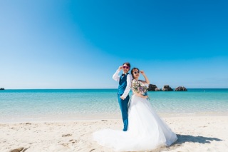 *お揃いのサングラスを掛けてフォトウエディング*