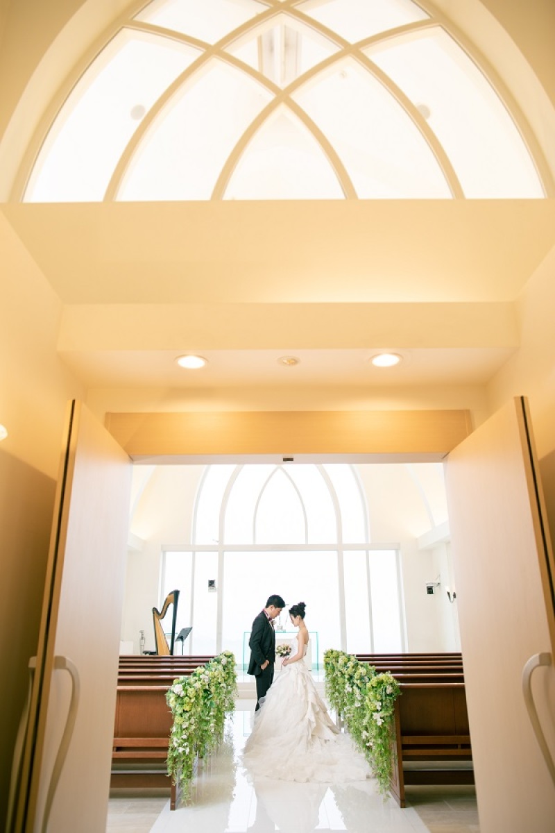 チャペルの扉越しに撮影中♪