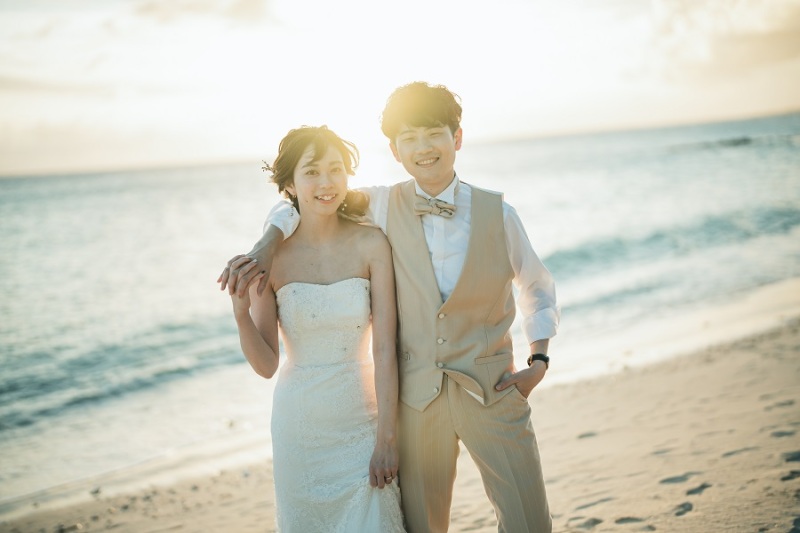 宮古島の夕陽を浴びながらハイチーズ!