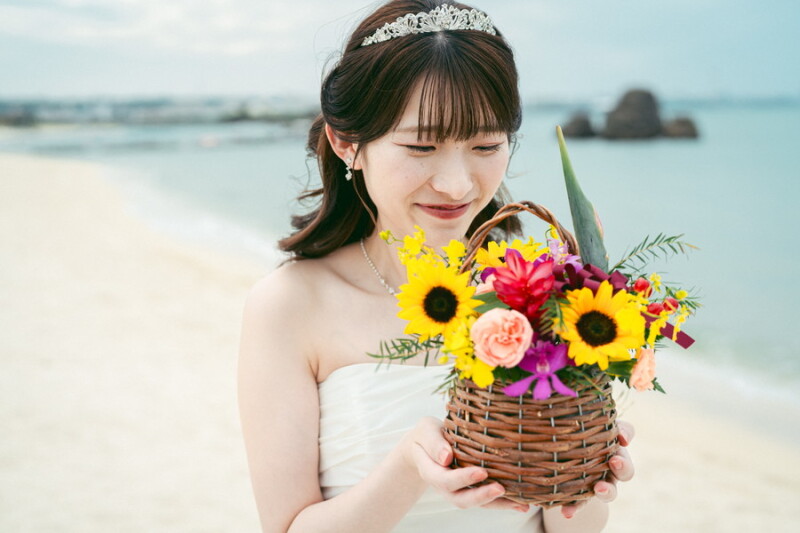 ブーケを見つめて、やさしい微笑みのソロショット♡