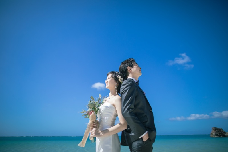 お互いに背中をくっつけて♡