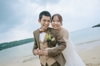 《沖縄本島ビーチフォトプラン》笑顔が弾けるお2人♡