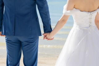 ビーチでのウェディングフォト♡