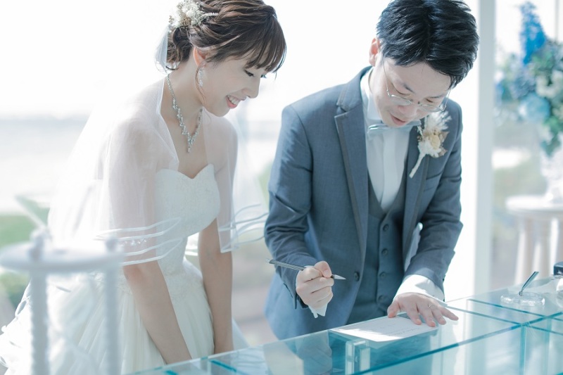 結婚証明書にサイン中です♪