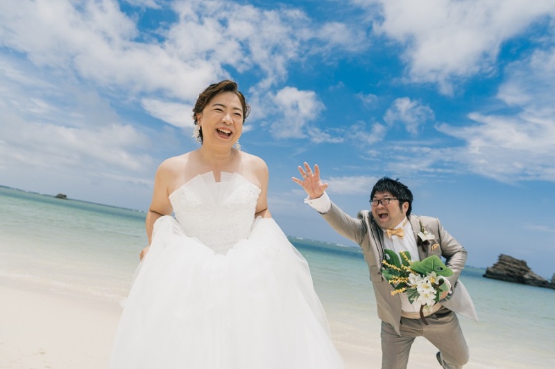 新婦様を追いかける新郎様を☆彡青空とマッチ♪