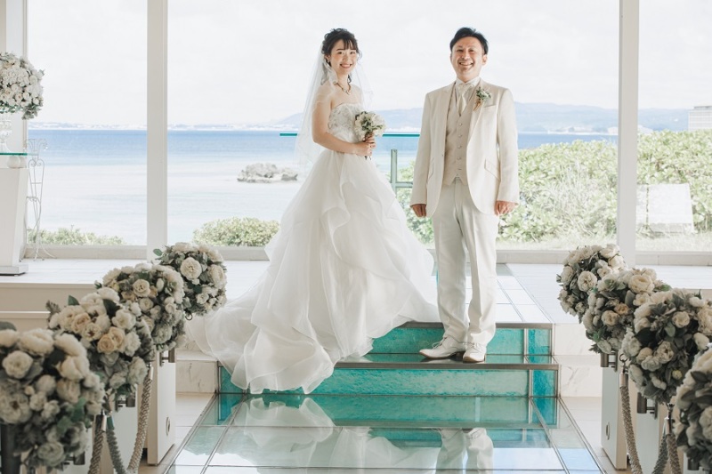 Aラインのウエディングドレス&白タキシード♪