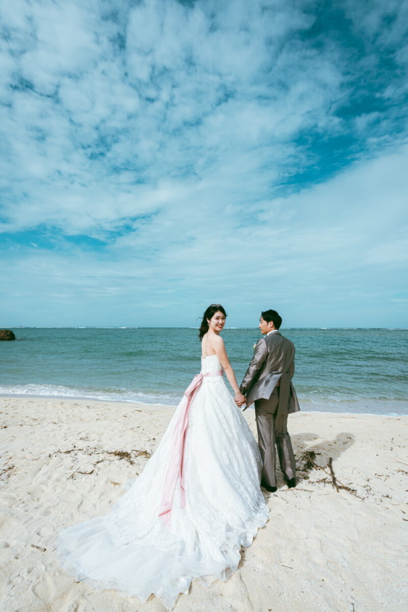 ドレスが映えるビーチショット