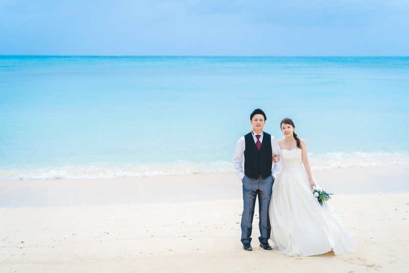 宮古島のブルー色の海を背景に♡