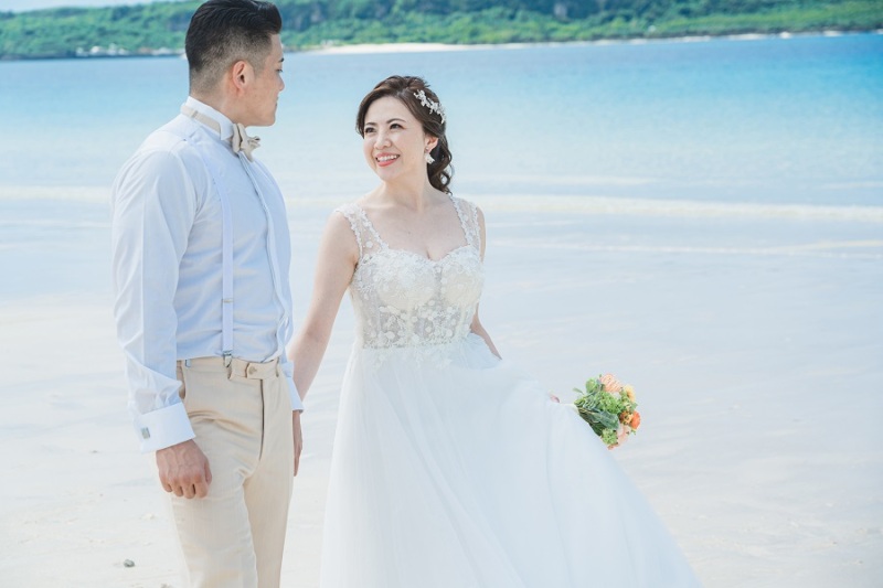 ドレスを持ち上げながら歩いていますよ~☆