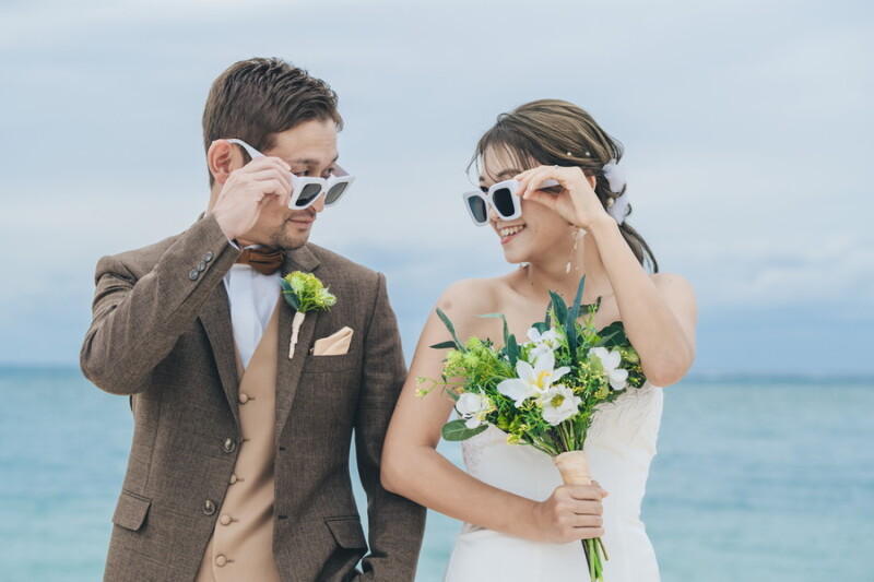 サングラス越しのアイコンタクト