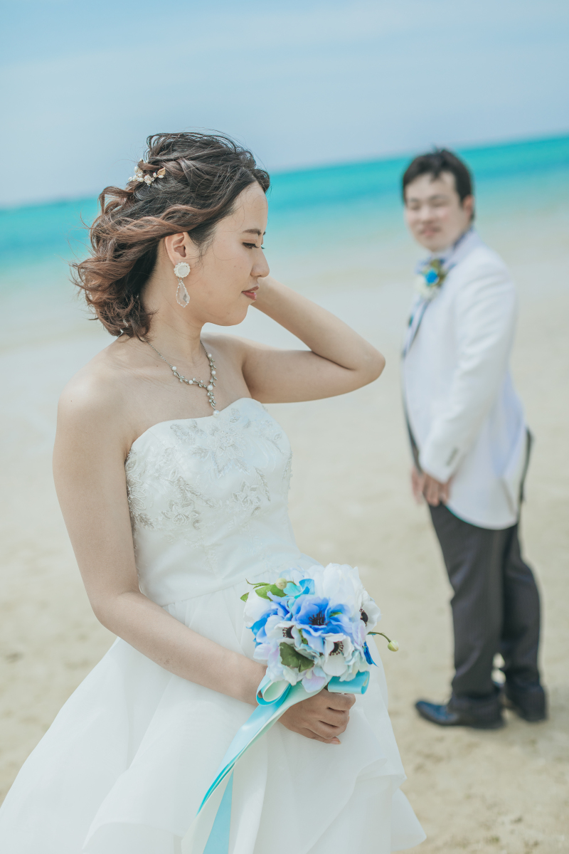 新婦さまを見つめる新郎さん♪