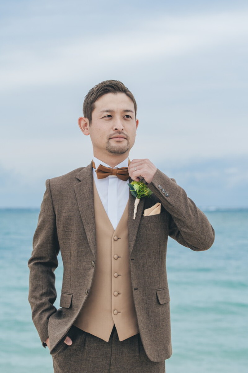 凛々しく佇む新郎ソロショット