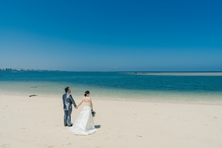 青い空と鮮やかなビーチでのウェディングフォト☆彡
